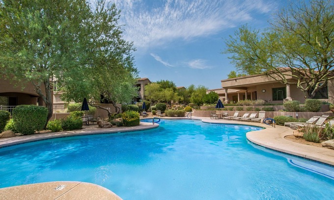 Talon Retreat House | Lux townhome in Tesoro at Grayhawk - WALK to grocery/coffee/restaurants!