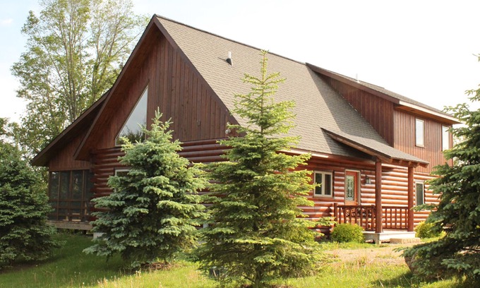 The Galena Territory House | Lux True Log Lakehouse - 100% Privacy, Walk to Lake, Jacuzzi, Fireplace- Enjoy!