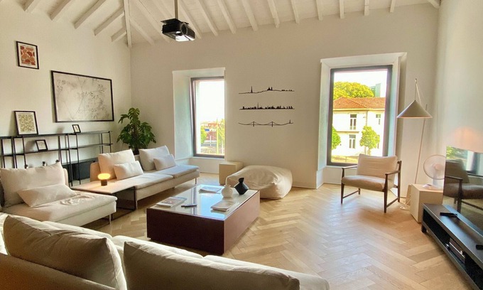 Santos Villa | LUX Villa w/Pool, Gym & Garage – Chill in Style near Belém & Downtown Lisbon