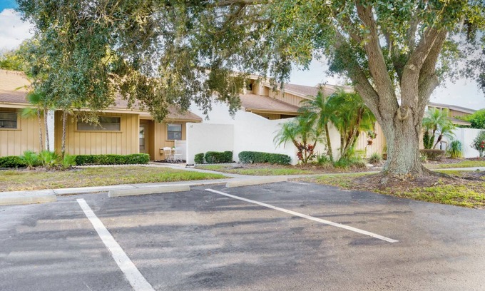 Nichols Condo | Luxe 2-Bed Condo Near Orlando & Tampa – King Bed, Smart TVs, Serene Terrace, +