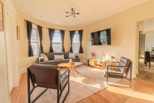 East Somerville Apartment | LUXE 4BDR2BA Near Boston- T-Station & Encore Casino