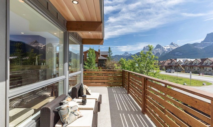 Teepee Town Apartment | Luxe 4BR Retreat + Hot Tub & Scenic Mountain Views