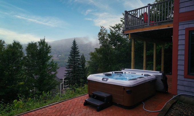 Lincoln House | 🏔 Luxe 7BR Mountain Lodge | ⛷ Walk to Loon | ♨️ Hot Tub | 🎮 Arcade & Games | 🔥 Fire Pits