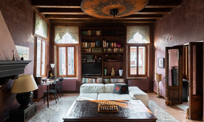 Cannaregio Apartment | Luxe and calm in sunny gothic palazzo Cannaregio