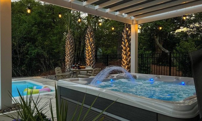 Emerald Isle House | LUXE Beach Escape | Spa~Golf Cart~Firepit~Bicycles