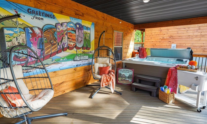Omaha Cabin | Luxe Cabin>Hot Tub>Indoor Pool>Game Table>Fire Pit>Fishing>Pickleball>Hiking