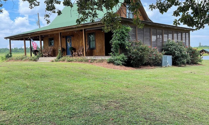 Philadelphia Cabin | Luxe cabin minutes away from Marty Stuart's Congress of Country Music