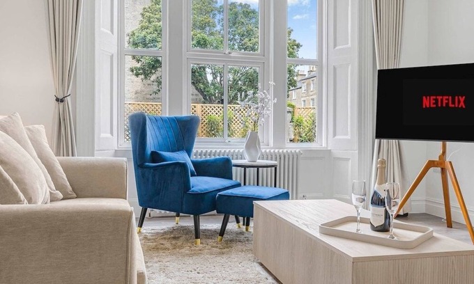 Cirencester Apartment | Luxe Cotswold Apt Garden Free EV Charger & Parking
