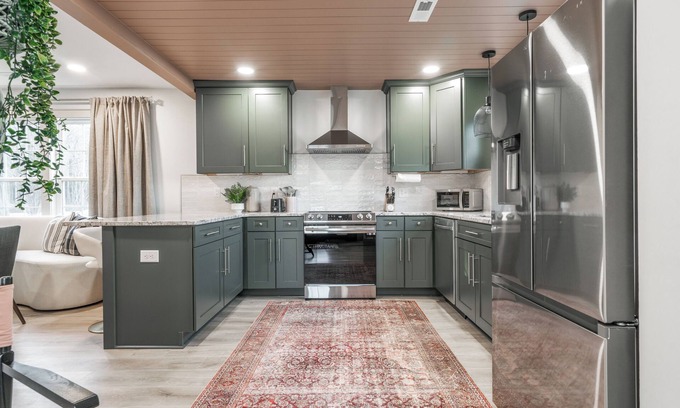 Southmont House | Luxe Cottage w/hot tub + firepit + library near lake. Pet friendly!