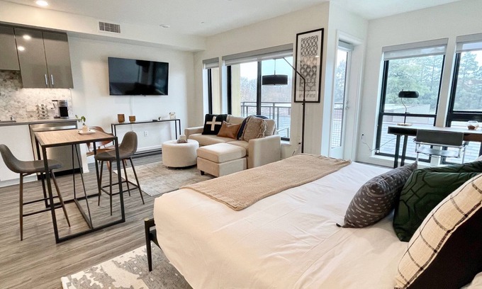 Walnut Creek Apartment | LUXE DOWNTOWN w/VIEW in-unit W/D Work from Home King Bed Gigabit WiFi