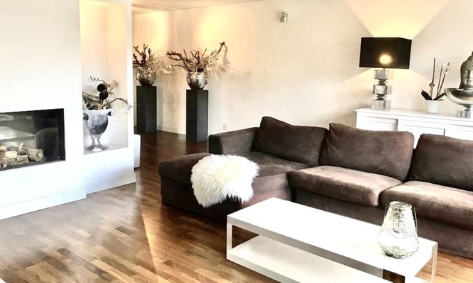 Leidschenveen-Ypenburg House | Luxe family house, 3 bedrooms, sunny garden on water & beach Scheveningen 15 min