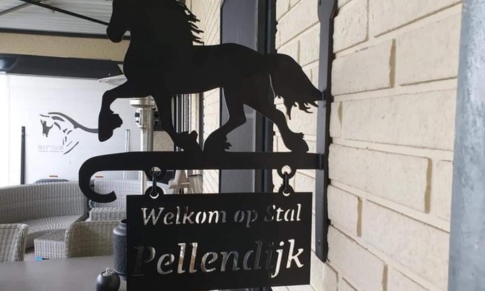 Westendorp House | Luxe gastenkamer met living en keuken bij Friezen paarden Stal Pellendijk