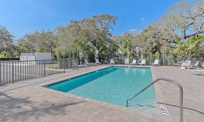 Indian Beach Sapphire Shores Apartment | LUXE GETAWAY! New Apt, E-SCOOTERS Available, Corporate, Nurses welcome. Disney+