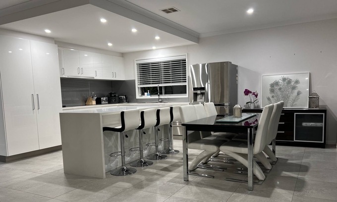 Casey House | Luxe Gungahlin 5 Bedroom Home Views Wifi Netflix Wine