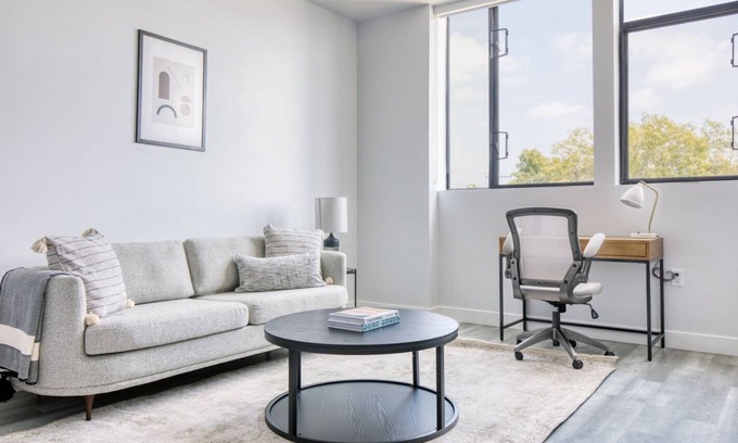 Melrose Apartment | Luxe Hollywood Studio w/ BBQ & Roof Deck, prime area, by Blueground