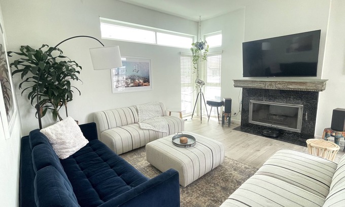 Venice House | Luxe large 2BR, Steps to Beach w Roof Deck & Free Parking, Excellent Location!