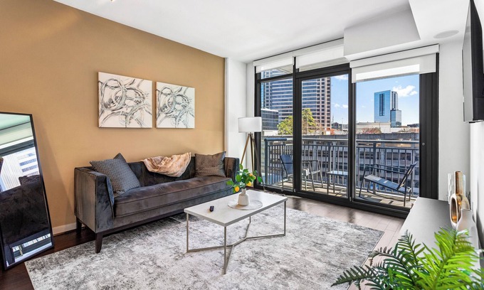 Atlanta Apartment | Luxe Latte High-rise self check-in Balcony views
