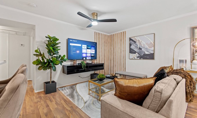 Oak Lawn Condo | Luxe + Modern Dallas Condo: 2 Mi to Highland Park!