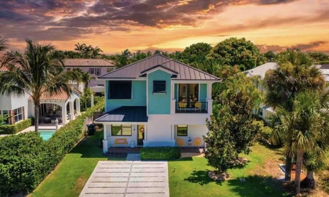 Lake Ida Shores House | Luxe Modern Villa 4 Bedroom Ensuites/Walk Downtown