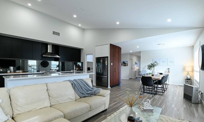 Dubbo House | Luxe on Lincoln - Close to Zoo, Rejuvenating Pool