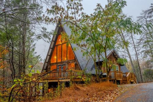 Gatlinburg - Pigeon Forge House | Luxe Retreat - King Beds - Sept Dates! - Easy drive - XL Swim Spa - Award Winning!