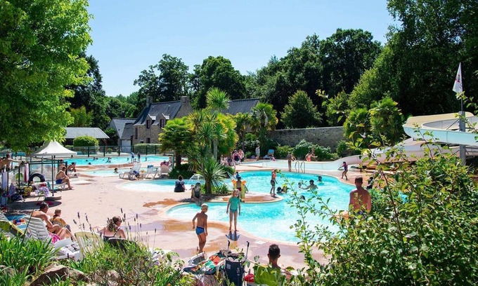 Saint-Cast-le-Guildo Ski Chalet | Luxe Sanitary XL 6 Pers Villatent at Beautiful 5-star camping Château de Galinée