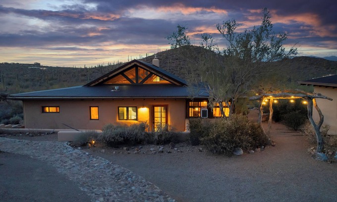 Tucson House | Luxe straw bale home on 3+ acres, 20 min to dntwn!