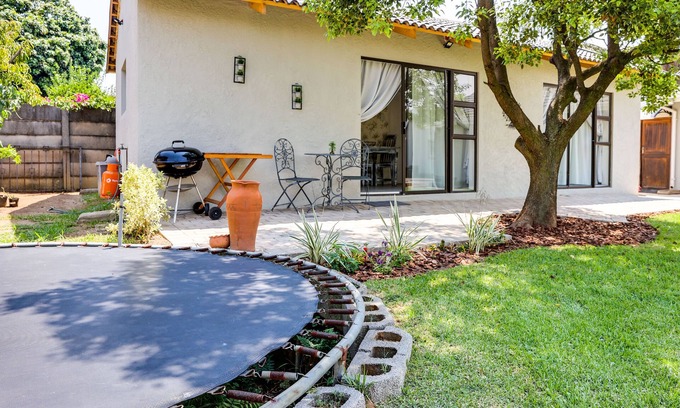 Ekurhuleni Cottage | Luxe Suburban Haven 10 mins away from OR Tambo Airport .Load shedding Friendly