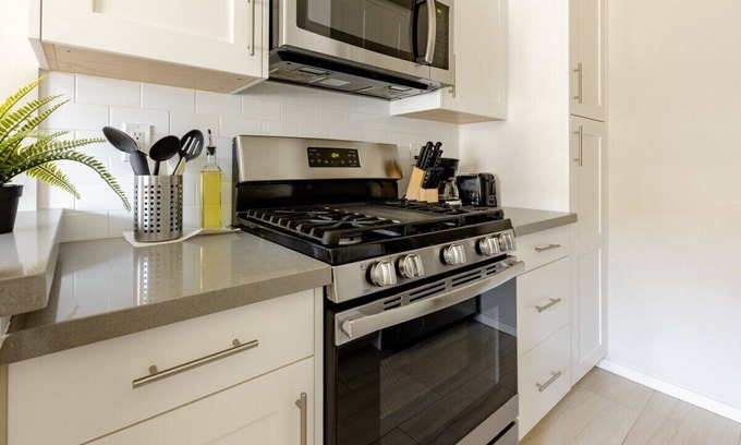 South San Mateo Apartment | Luxo Stays |Central Location| 1bd/1ba #bart #kaiser