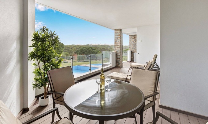 Olhos D'Agua Apartment | LuxT2 300m to beach, TV, AC, free WIFI 500mb, close to golf