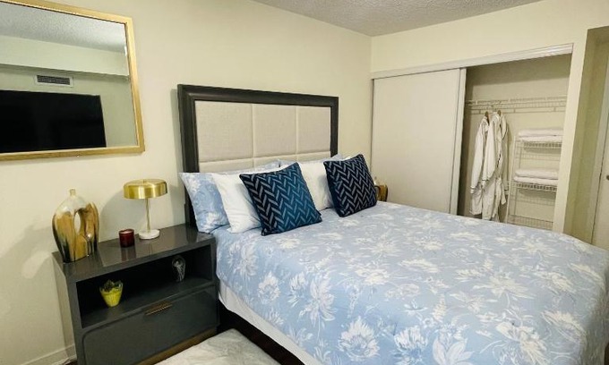 Davisville Apartment | Luxurious 2 bedroom Condo