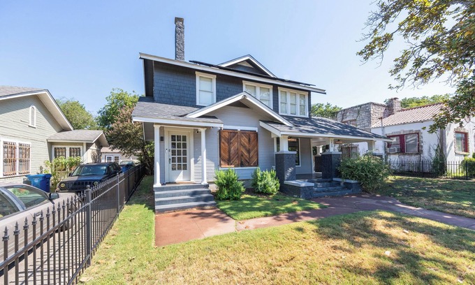 Highland Park House | Luxurious 2-bedroom Town house