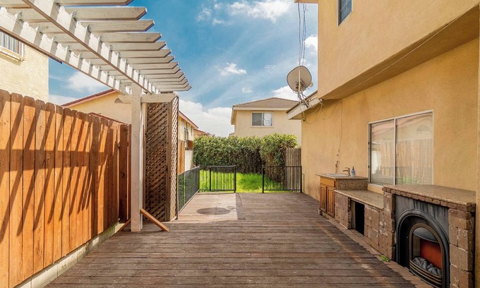 El Monte House | Luxurious 2-Story Condo with Modern Amenities