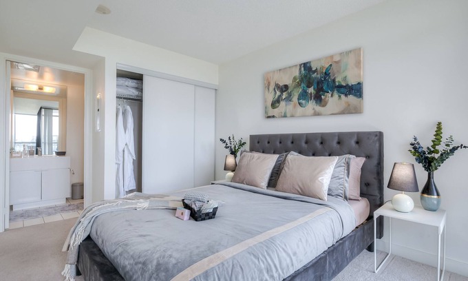 Bathurst Quay Apartment | Luxurious 2BR-2BATH,FreeParking,Lake View, Balcony
