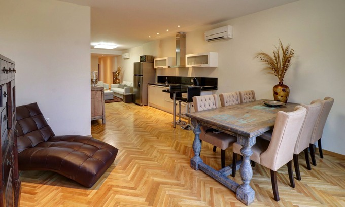 Varna City Centre House | Luxurious 3 bedroom beach apartment