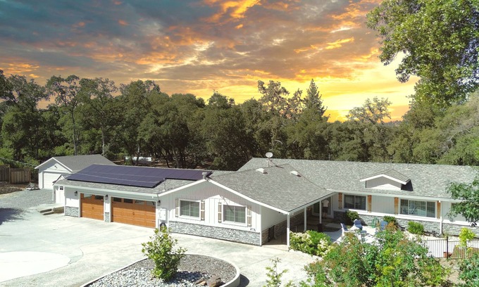 North Auburn House | Luxurious 4-bedroom house on 4.4 acres in delightful Auburn