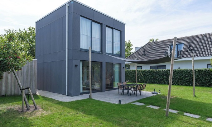 Zeewolde House | Luxurious 4-person house on the water with modern kitchen, direct access to the water and comfortable furnishings. Perfect for rest and relaxation!