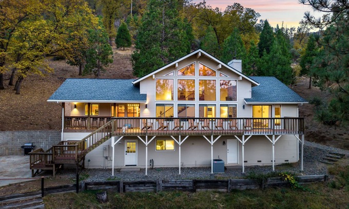 Coarsegold Cabin | Luxurious 5 King Beds w/Fireplace, Views, GameRm, and EV Charger near Yosemite