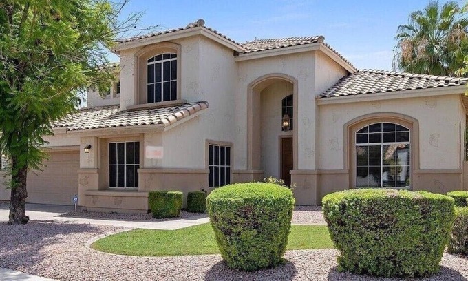 Chandler House | Luxurious 6-Bedroom, 3 bathroom with Heated Pool SLEEPS 18!