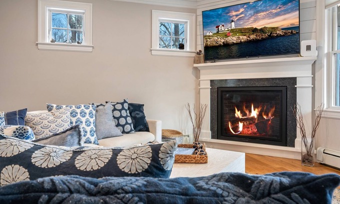 Cape Porpoise House | Luxurious 6BR w GuestHouse - FirePit - ChefsKitchen - 5MinsToDockSquare - Slps14
