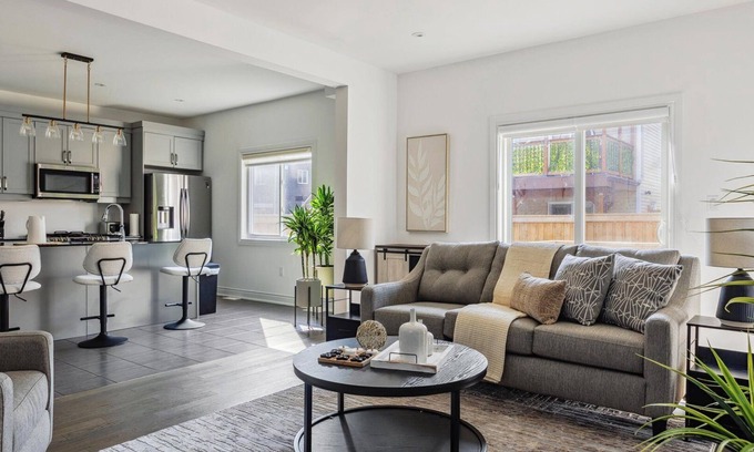 Innisfil House | Luxurious and Beautiful Home in Barrie