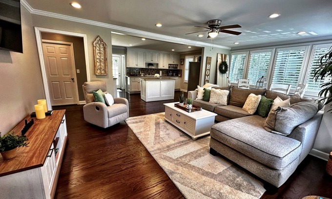Columbus House | Luxurious and Cozy Midtown Home Near Fort Moore and Uptown
