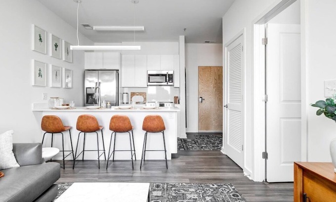 Richmond Apartment | Luxurious and sleek condo with great amenities!