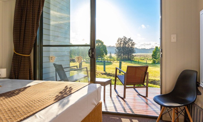 Kurwongbah Bed & Breakfast | Luxurious B&B and Winery 40 mins from Brisbane CBD, near Narangba train station.