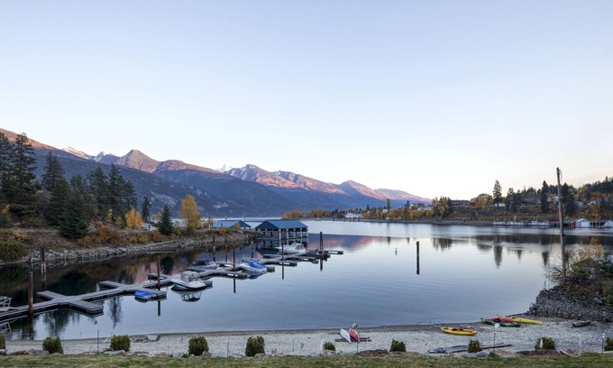 Kaslo Condo | Luxurious beachfront condo in idyllic and historic Kaslo, BC.