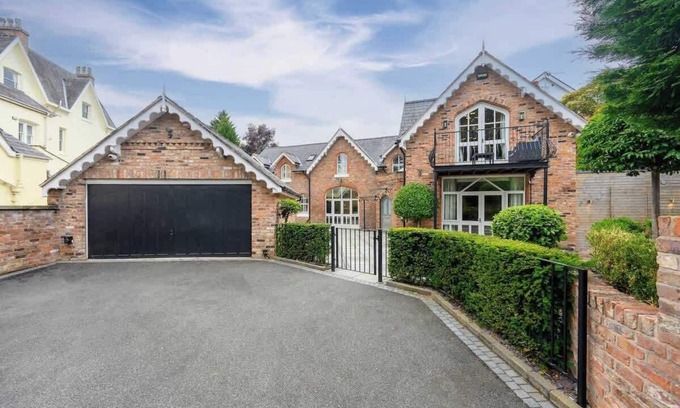 Trafford House | Luxurious Bowdon Mansion by City SuperHost
