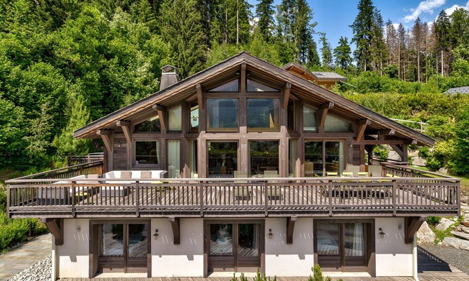 Chamonix-Mont-Blanc Ski Chalet | Luxurious Chalet with Panoramic Views & Hot Tub