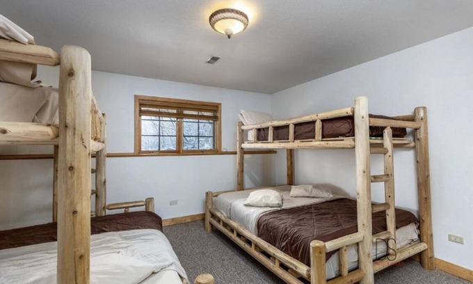 Oglesby House | Luxurious Cabin Villa Getaway