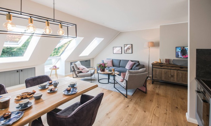 Friedeburg Apartment | Luxurious Cirksena vacation apartment in Karl-Georgs-Forst; dogs welcome