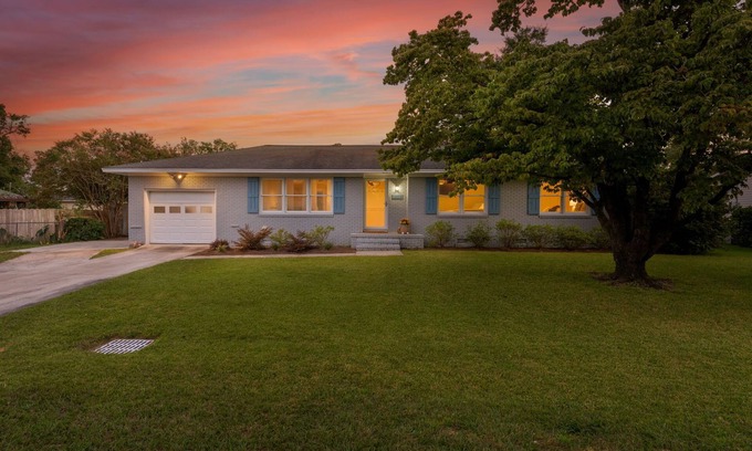Kings Grant House | Luxurious & Comfy Haven: Prime Location ~ Pool ~ Hot Tub ~ Fire Pit ~ Gym ~ Pkg!